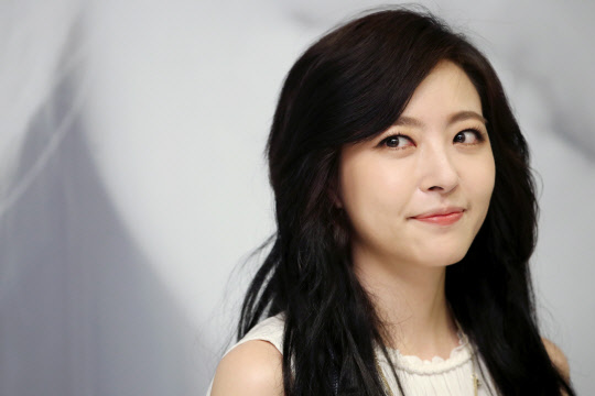 심은진, 여전한 미모      (서울=연합뉴스) 진연수 기자 = 가수 겸 배우 심은진이 12일 오후 서울 서초구 부띠끄모나코에서 열린 첫 번째 포토에세이 아트북 '헬로, 스트레인저(hello, Stranger)' 출판기념 기자간담회에서 질문을 듣고 있다. 2017.7.12       jin90@yna.co.kr  (끝)